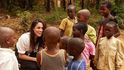 Meghan Markle se věnuje charitě. Na fotografii je s dětmi ve Rwandě.