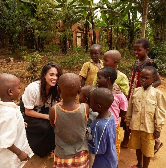 Meghan Markle se věnuje charitě stejně jako Diana. Na fotografii je s dětmi ve Rwandě.