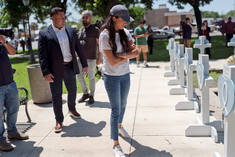 Meghan Markle položila květiny u základní školy z Uvalde v Texasu na památku obětí střelby.