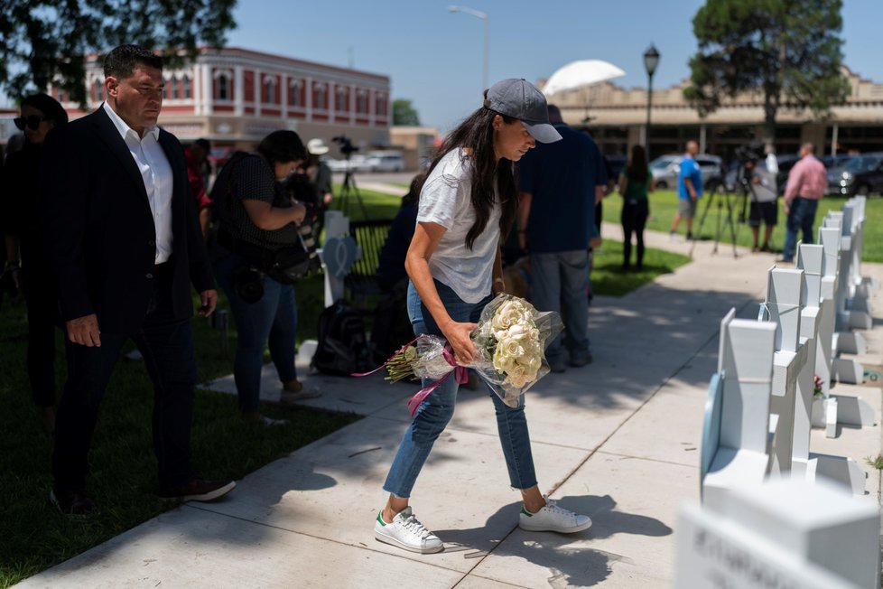 Meghan Markle položila květiny u základní školy z Uvalde v Texasu na památku obětí střelby.