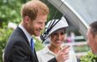 Princ Harry vtipně hrozil žokejovi, který políbil ruku vévodkyni Meghan