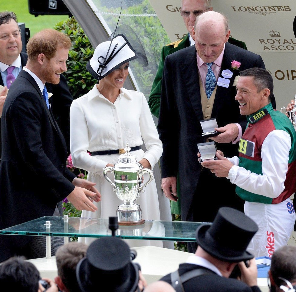 Princ Harry a vévodkyně Meghan předávali trofej žokejovi Frankiemu Dettorimu.