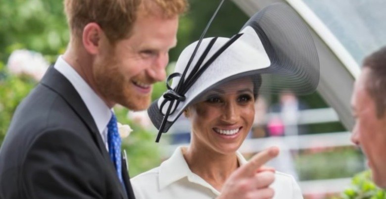 Princ Harry vtipně hrozil žokejovi, který políbil ruku vévodkyni Meghan.