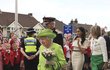 Královna Alžběta s vévodkyní ze Sussexu Meghan v Cheshire