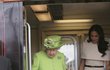 Královna Alžběta s vévodkyní ze Sussexu Meghan spolu jely oficiálním vlakem královské rodiny