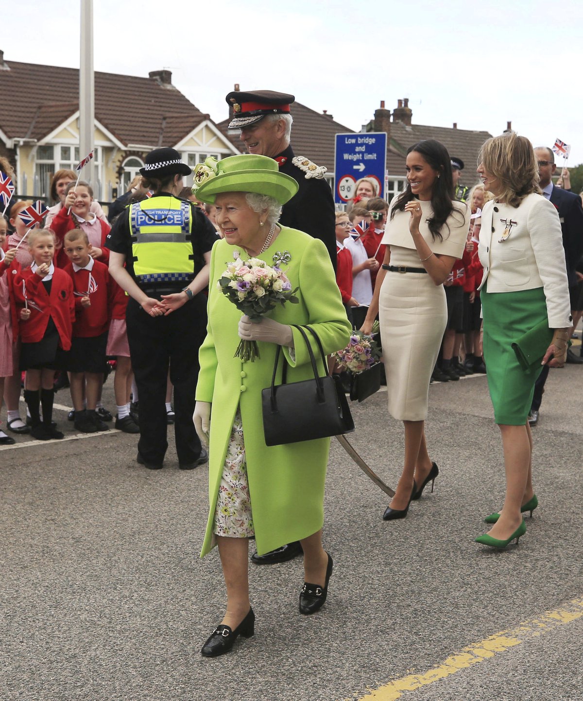 Královna Alžběta s vévodkyní ze Sussexu Meghan v Cheshire