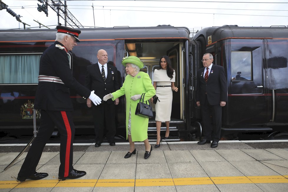 Královna Alžběta s vévodkyní ze Sussexu Meghan spolu jely oficiálním vlakem královské rodiny.