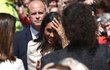 Vévodkyně Meghan ze Sussexu měla problém uhlídat ve větru vlasy