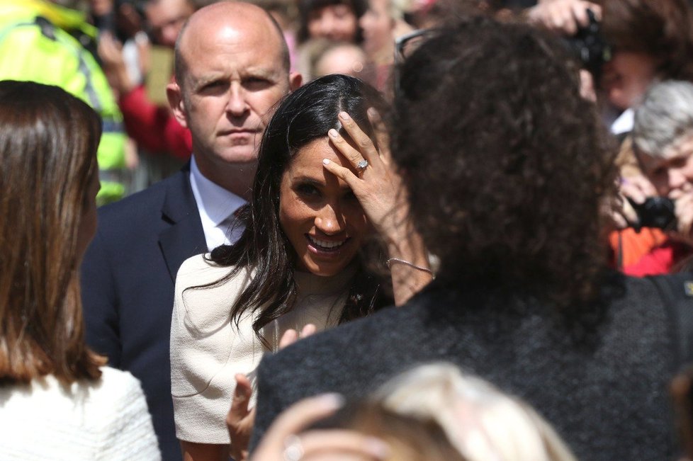 Vévodkyně Meghan ze Sussexu měla problém uhlídat ve větru vlasy.