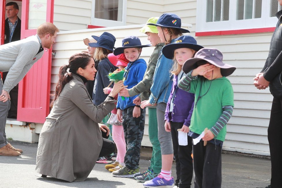 Vévodkyně Meghan utěšovala plačícího chlapce