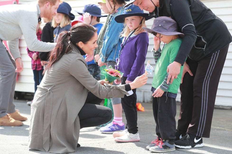 Vévodkyně Meghan utěšovala plačícího chlapce