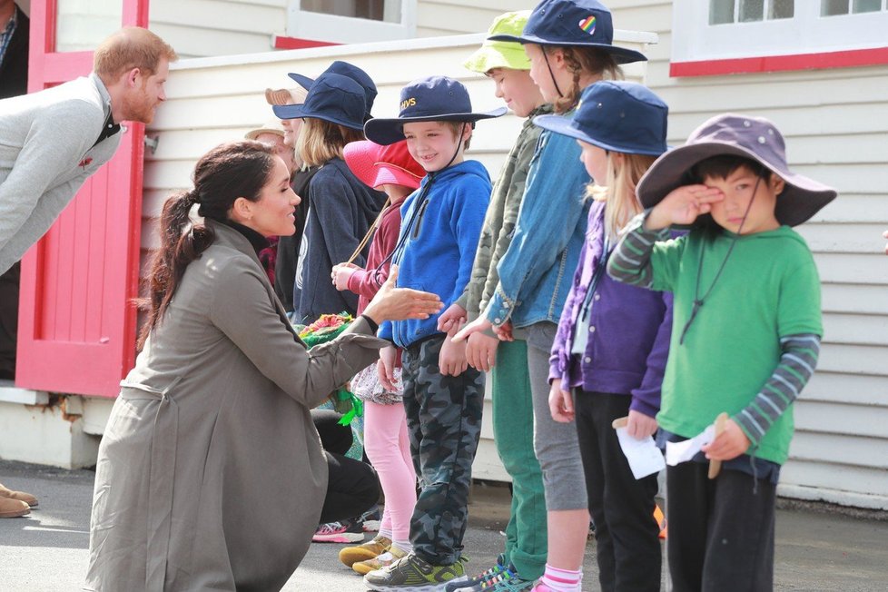 Vévodkyně Meghan utěšovala chlapce na Novém Zélandu