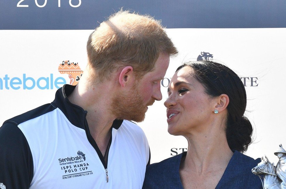 Princ Harry a vévodkyně Meghan se políbili.