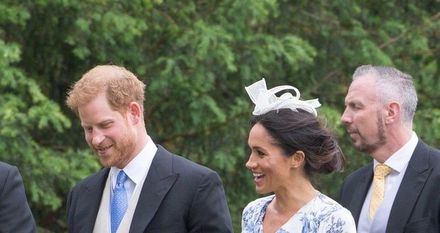 Meghan s princem Harrym na svatbě jeho sestřenky Celie.