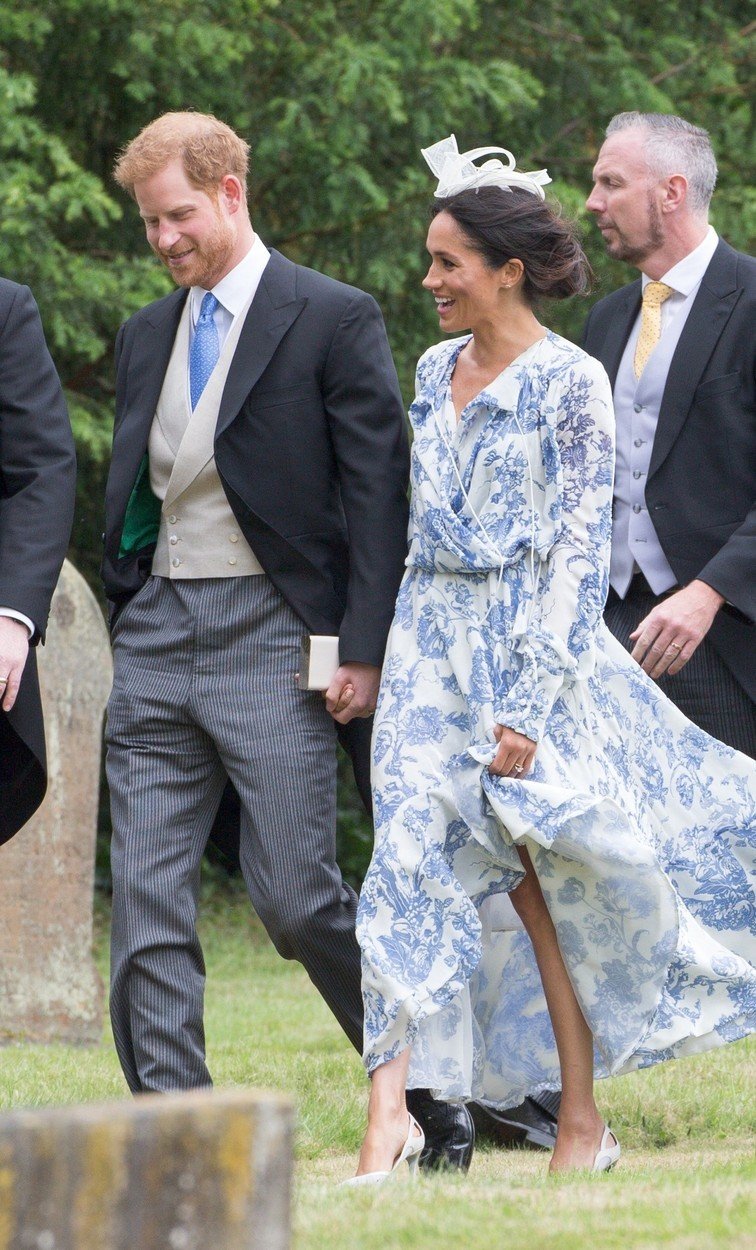 Meghan s princem Harrym na svatbě jeho sestřenky Celie. 