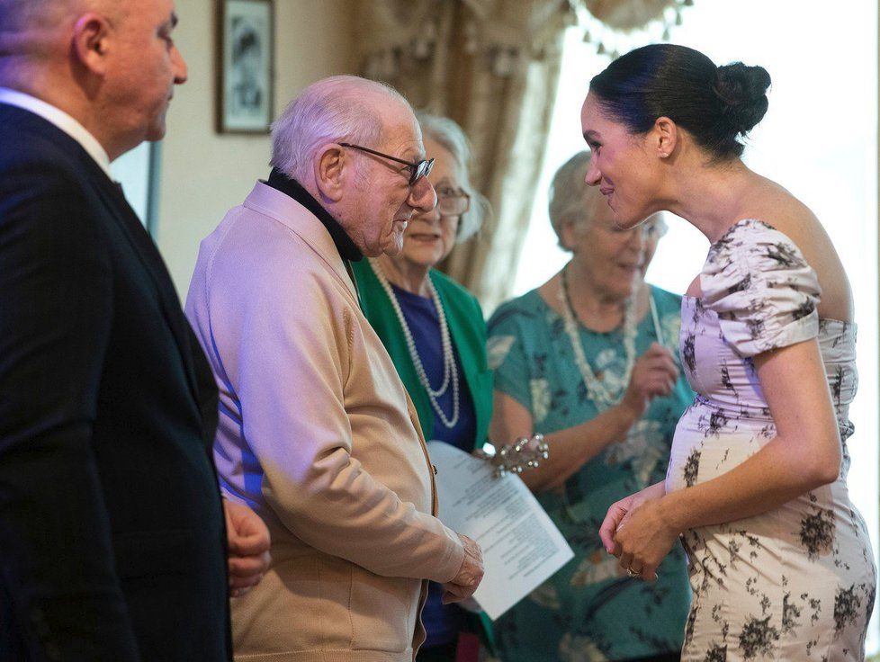 Podle Britů má Meghan Markle pod šaty polštář místo těhotenského bříška.