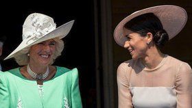 Vévodkyně Meghan a Camilla si evidentně rozumí.