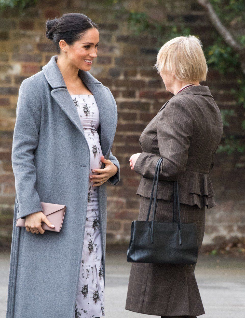 Těhotná Meghan Markle navštívila v Londýně pečovatelský dům.