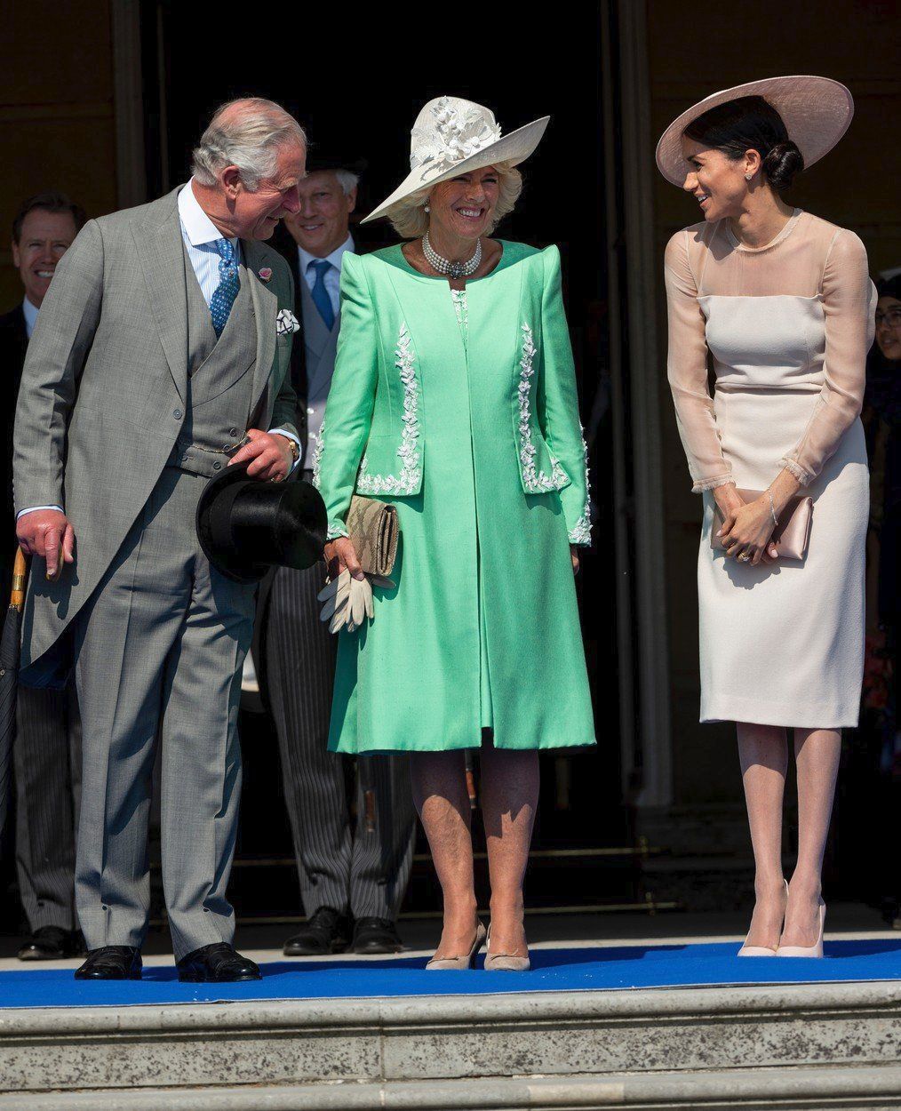 Vévodkyně Meghan, Camilla a princ Charles.