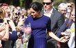 Meghan v modrých šatech značky Givenchy