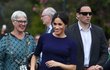 Meghan v modrých šatech značky Givenchy