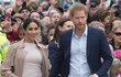 Ruka kolem bříška. Jinak už Britové Meghan na veřejnosti ani nepamatují.