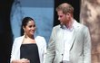 Meghan v plisovaných šatech značky LoydFord a blazeru Aritzia