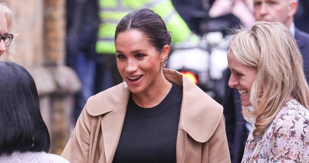 Těhotná Meghan Markle přijela na návštěvu do charitativní organizace Smart Works.