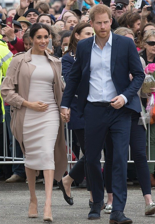 Ruka kolem bříška. Jinak už Britové Meghan na veřejnosti ani nepamatují.