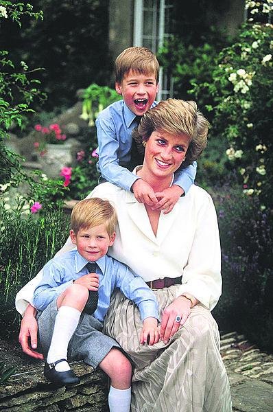 1989 Lady Diana se snažila Harrymu (vlevo) a Williamovi (vpravo) být plnohodnotnou mámou.