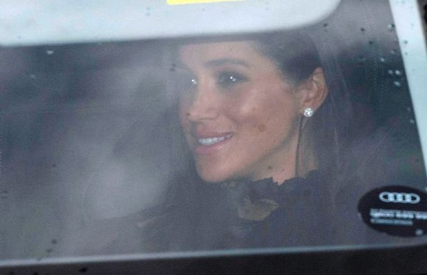 Meghan Markle přijíždí na vánoční oběd s královnou.