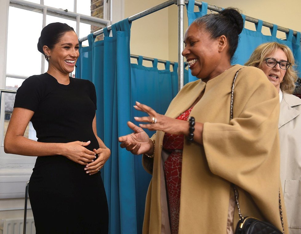 Těhotná Meghan Markle pomáhala v organizaci Smart Works, kde se stala patronkou.