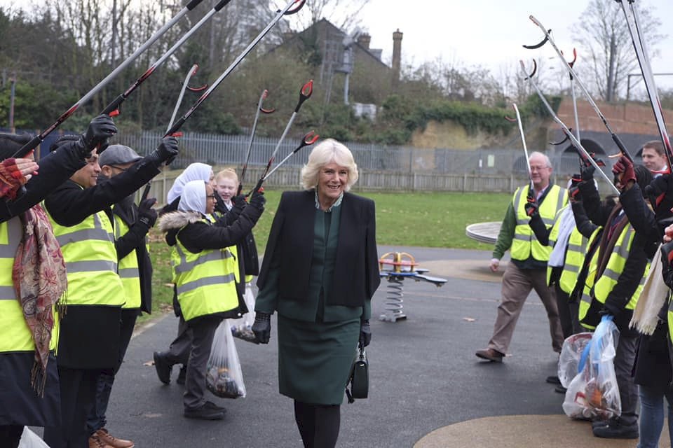 Vévodkyně Camilla vynesla stejnou kabelku jen pár dnů po Meghan.