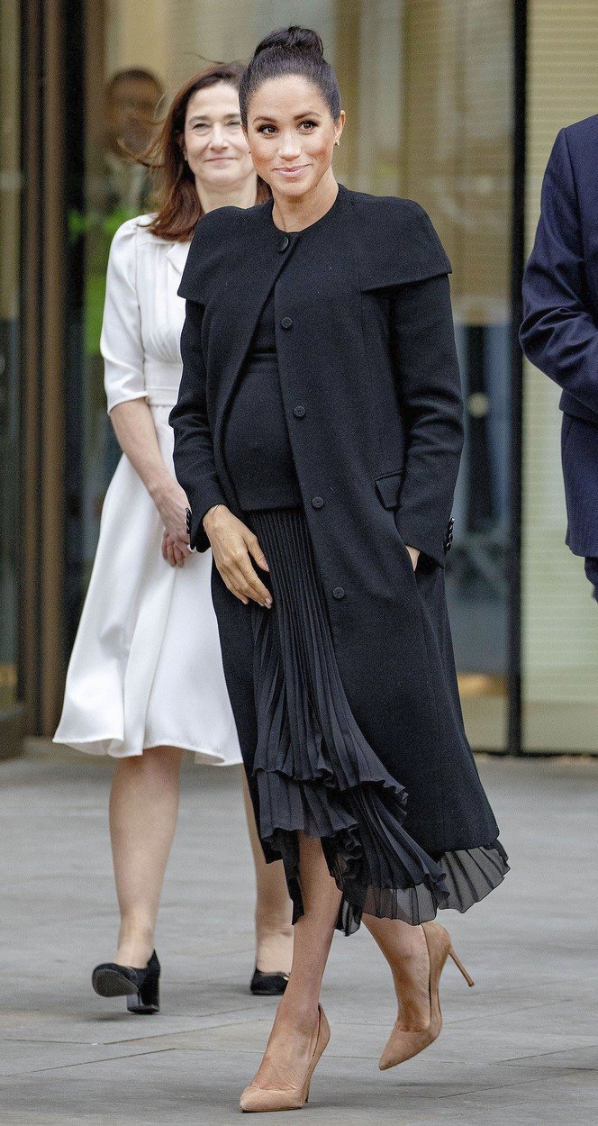 Meghan v šatech a saku Givenchy