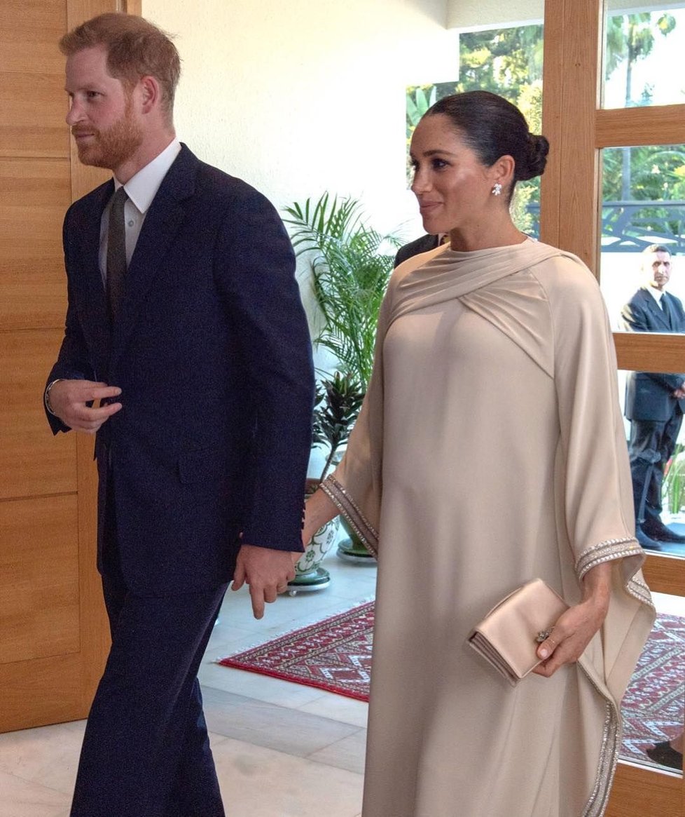 Šaty vévodkyně Meghan nevyjdou nijak lacino