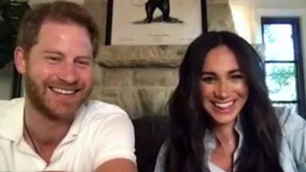 Meghan si rozepnula košilku, podobně jako to dělala v Kravaťácích