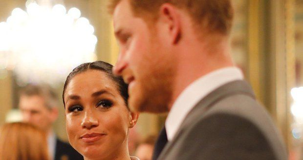 Meghan zářila na předávání cen válečným veteránům v černobílé kombinaci