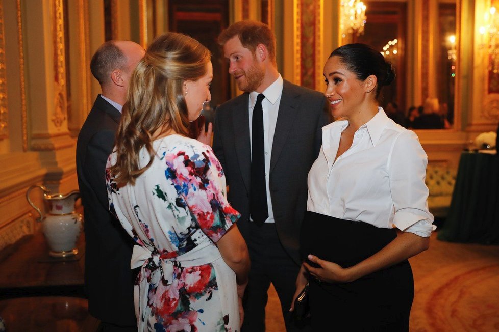 Meghan zářila na předávání cen válečným veteránům v černobílé kombinaci.