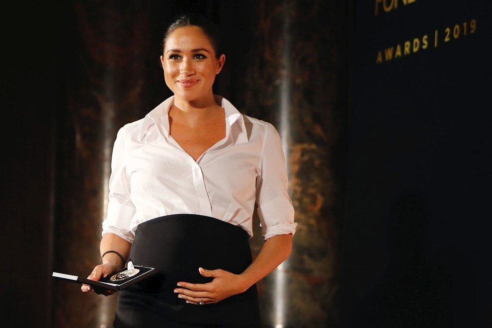 Meghan zářila na předávání cen válečným veteránům v černobílé kombinaci.