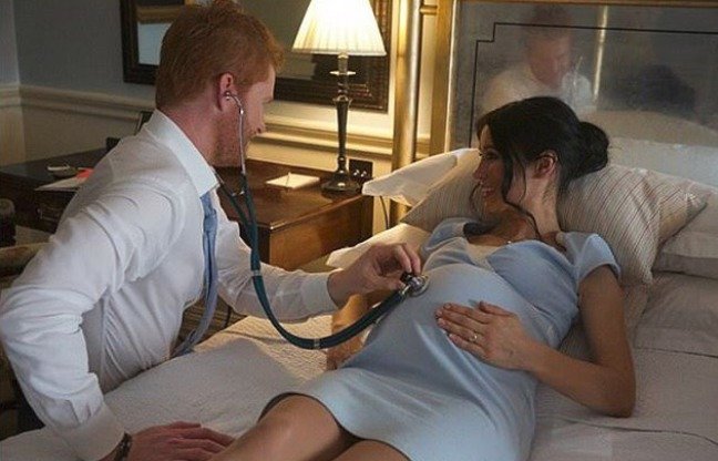 Nejbizarnější fotky Meghan a Harryho! Zachytily je u odvážných póz a výběru jména pro miminko! Jedná se ovšem o fotografie jejich dvojníků od umělkyně Alison Jacksonové