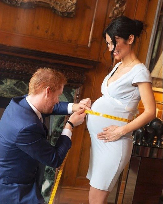 Nejbizarnější fotky Meghan a Harryho! Zachytily je u odvážných póz a výběru jména pro miminko! Jedná se ovšem o fotografie jejich dvojníků od umělkyně Alison Jacksonové