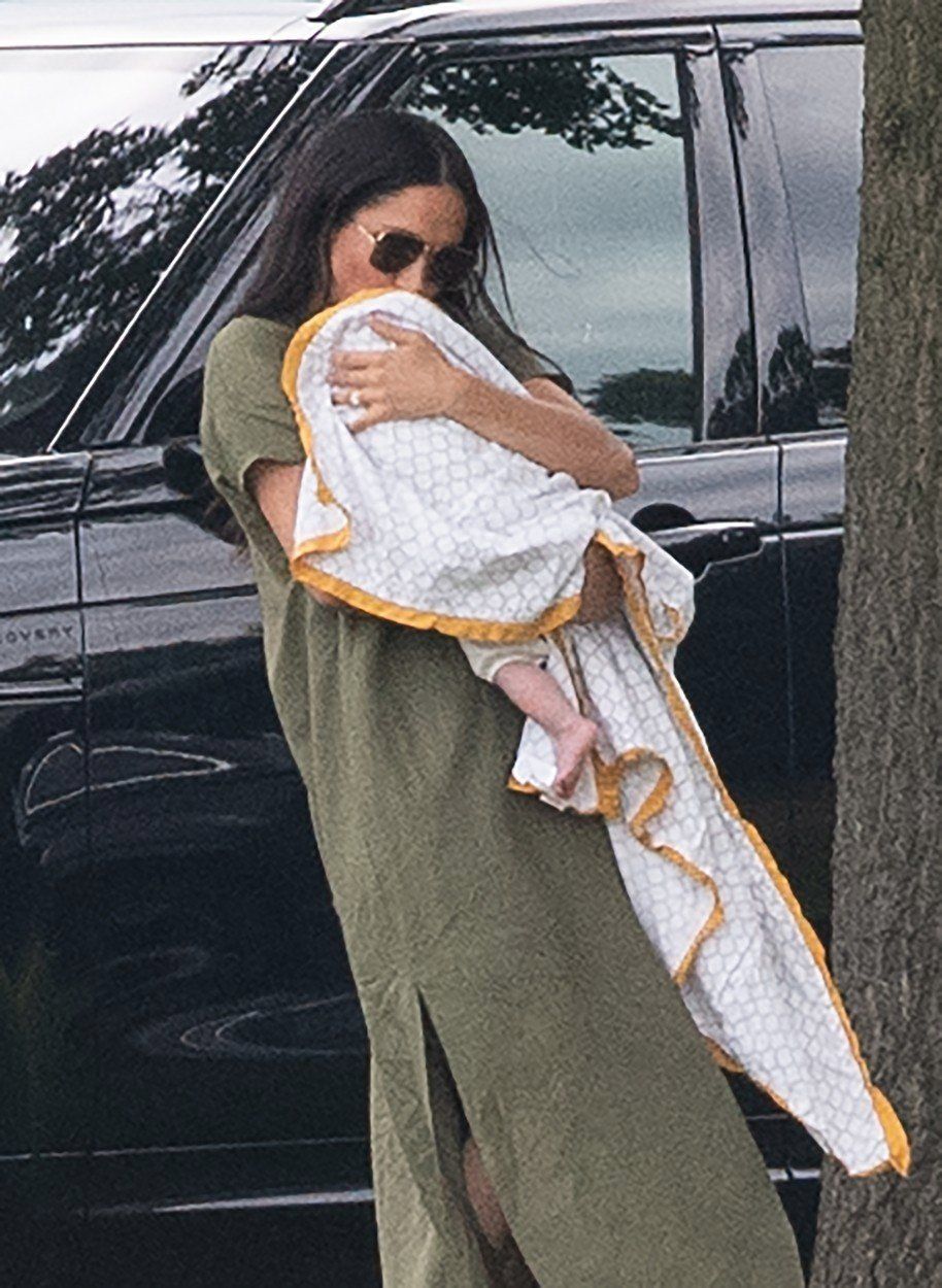 Fotografie Meghan se synkem Archiem, která kvůli indickému šátku vzbudila poprask.