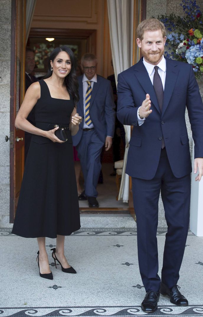 Šaty Emilia Wickstead: 33 500 Kč Kabelka Givenchy: 40 000 Kč Šaty Emilia Wickstead: 33 500 Kč Kabelka Givenchy: 40 000 Kč