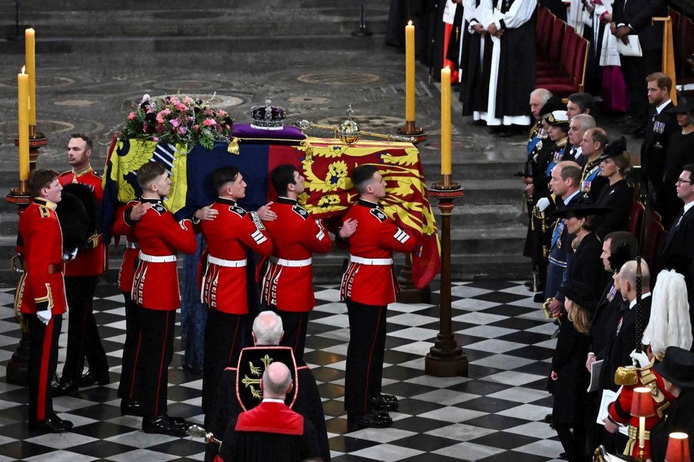 Pohřeb královny Alžběty: Neviditelná Meghan.