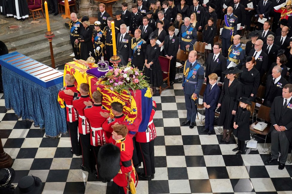 Pohřeb královny Alžběty: Neviditelná Meghan.