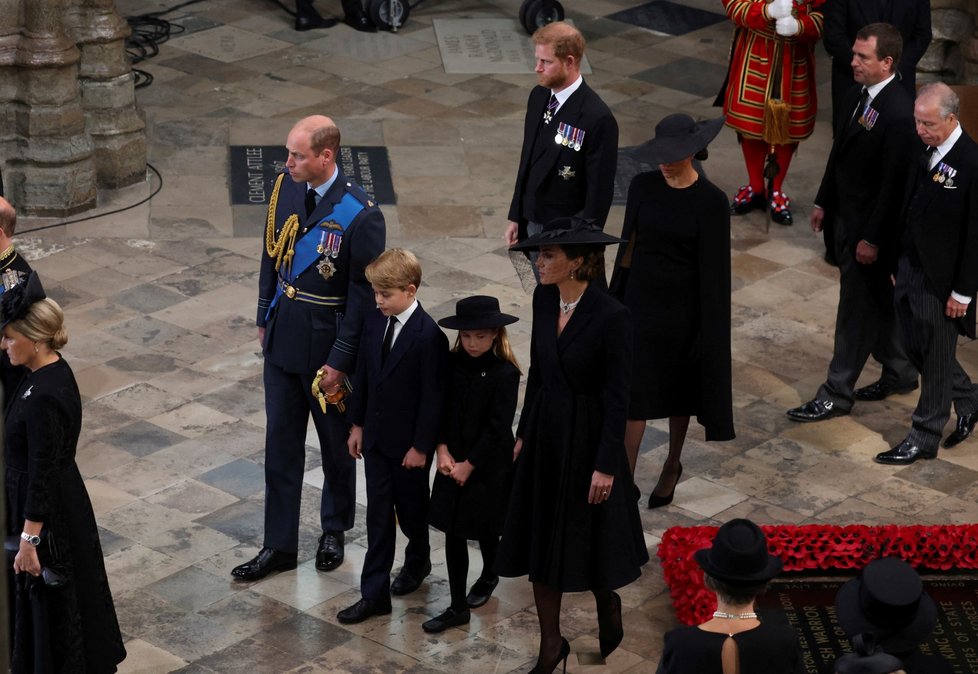 Meghan skrývala tvář ohromným kloboukem.