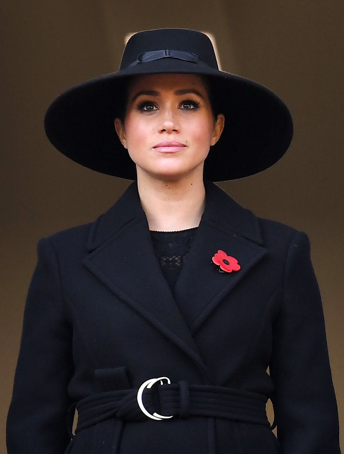 2019: Meghan v černé na Dni válečných veteránů.