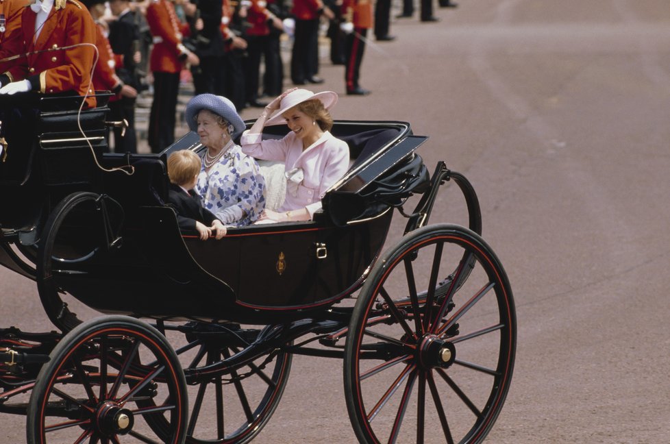 1998: Diana ve starorůžové na akci Trooping the Colour v Londýně.