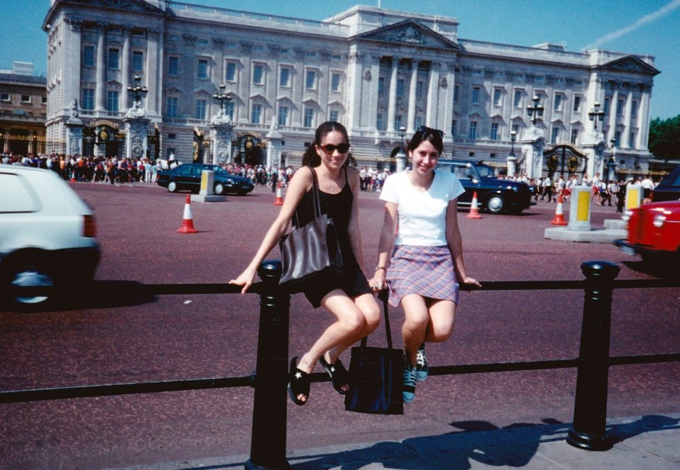 1996: Meghan před Buckinghamským palácem