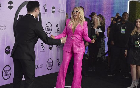 2022 Na American Music Awards oslnila v růžovém vyštíhleném kostýmku bez podprsenky.